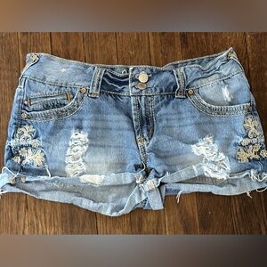 $5 bundle sale Amethyst embroidered distressed jean shorts size 7